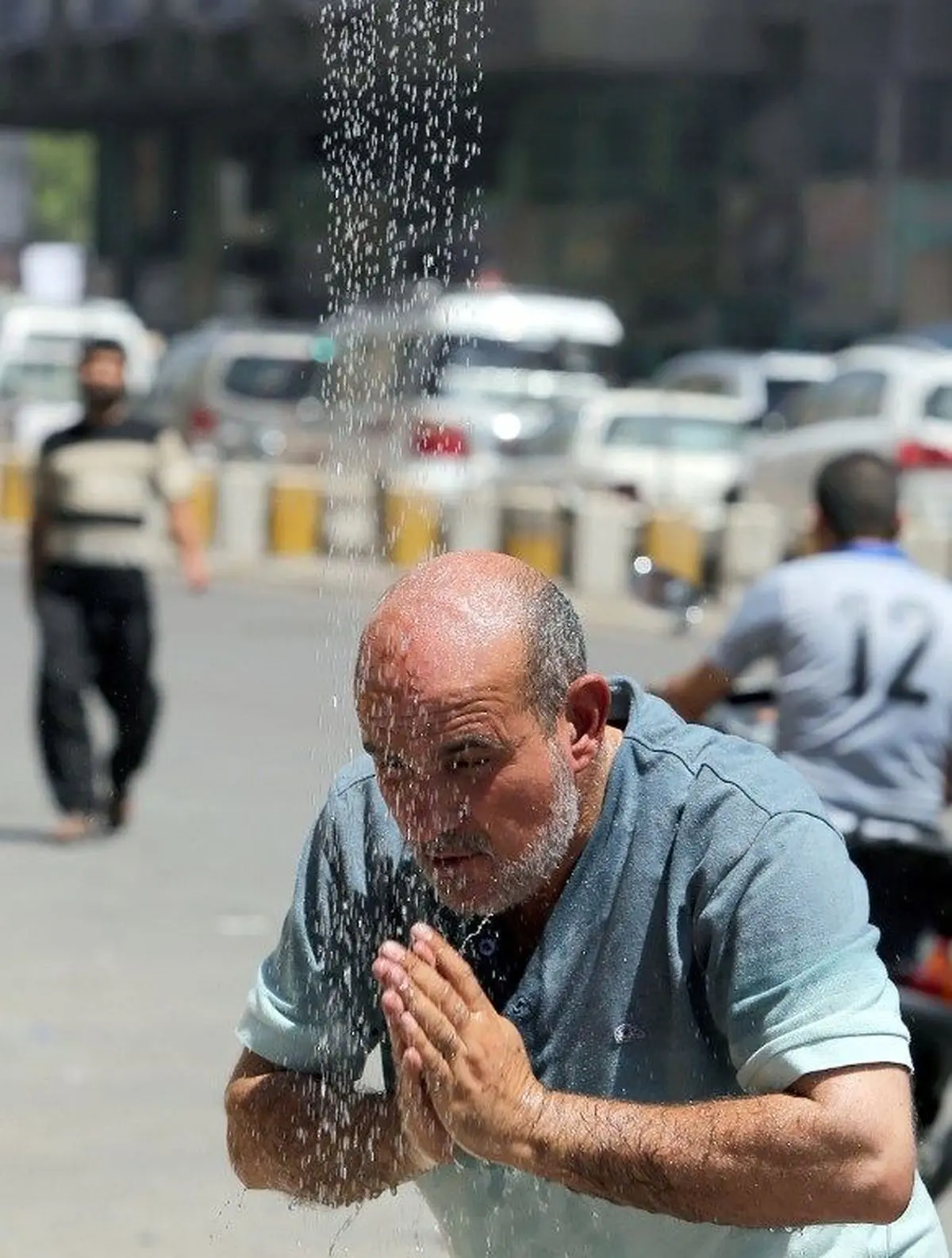 عکس/دوش صلواتی درخیابان درماه رمضان