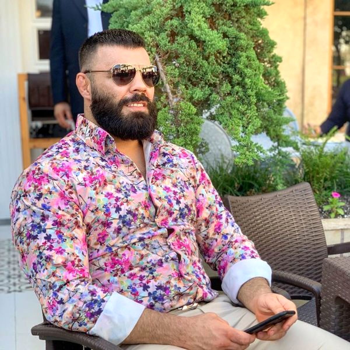 لباس گل گلی آقای رزمی کار + عکس
