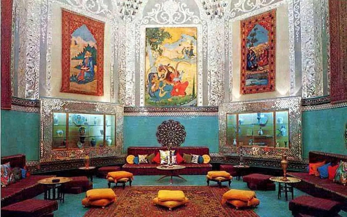 پرونده تخلفات مالی و سیاسی در 10 سفارت خانه و عدم همکاری وزارت امور خارجه/ هرگاه که ظریف به مجلس می آید تنها از بودجه کم خود سخن می گوید