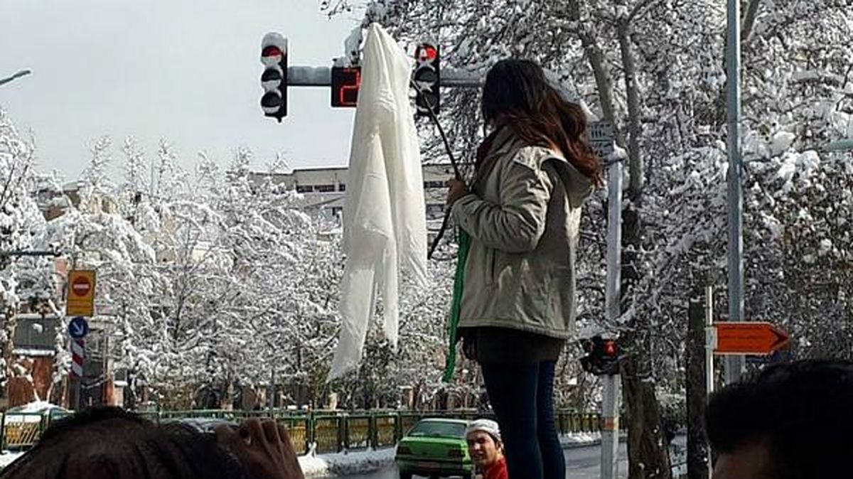 آگاهی و دختران خیابان انقلاب