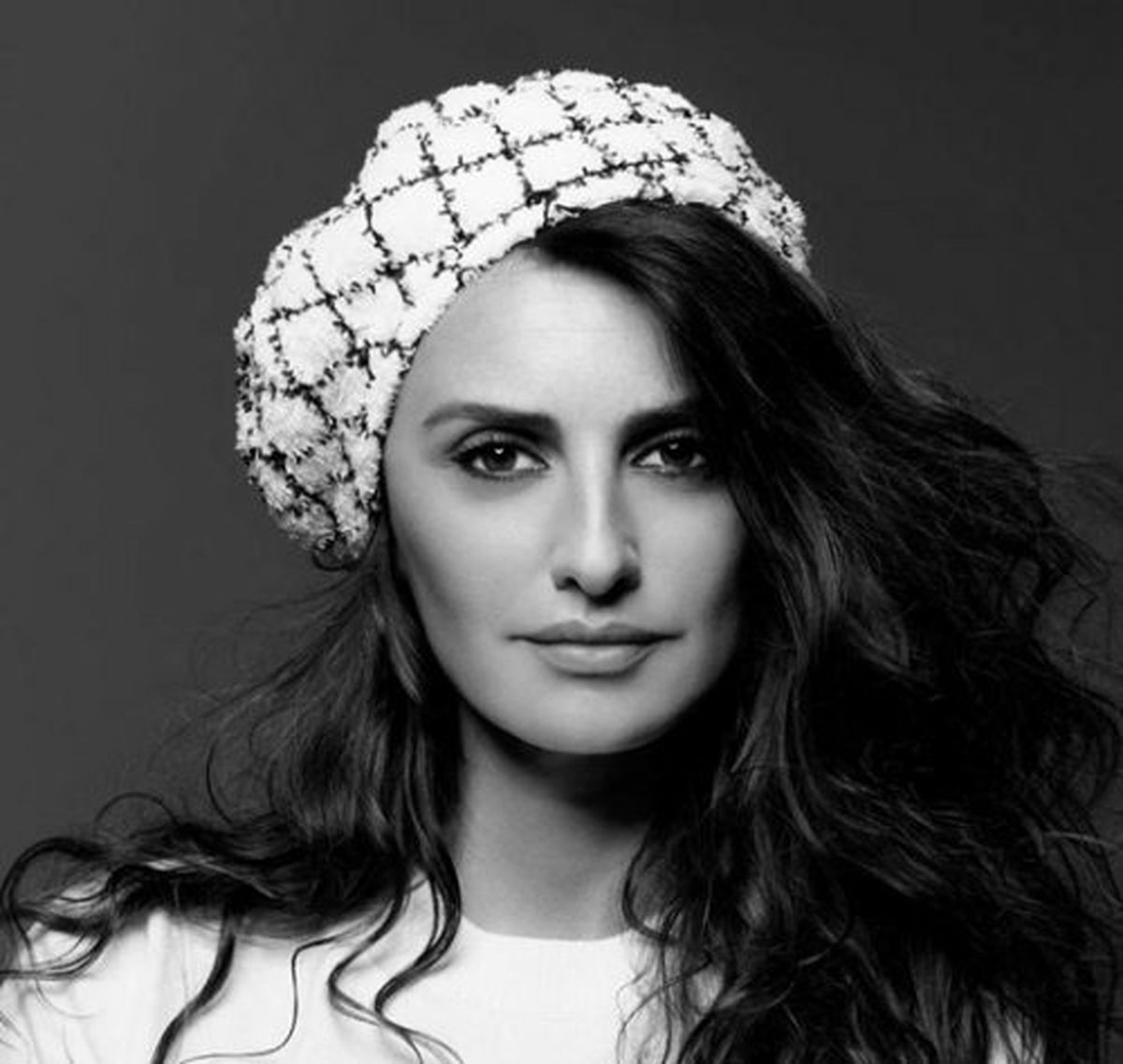 عکس های پنه‌ لوپه کروز مدل ۴۴ ساله برند شنل را ببینید