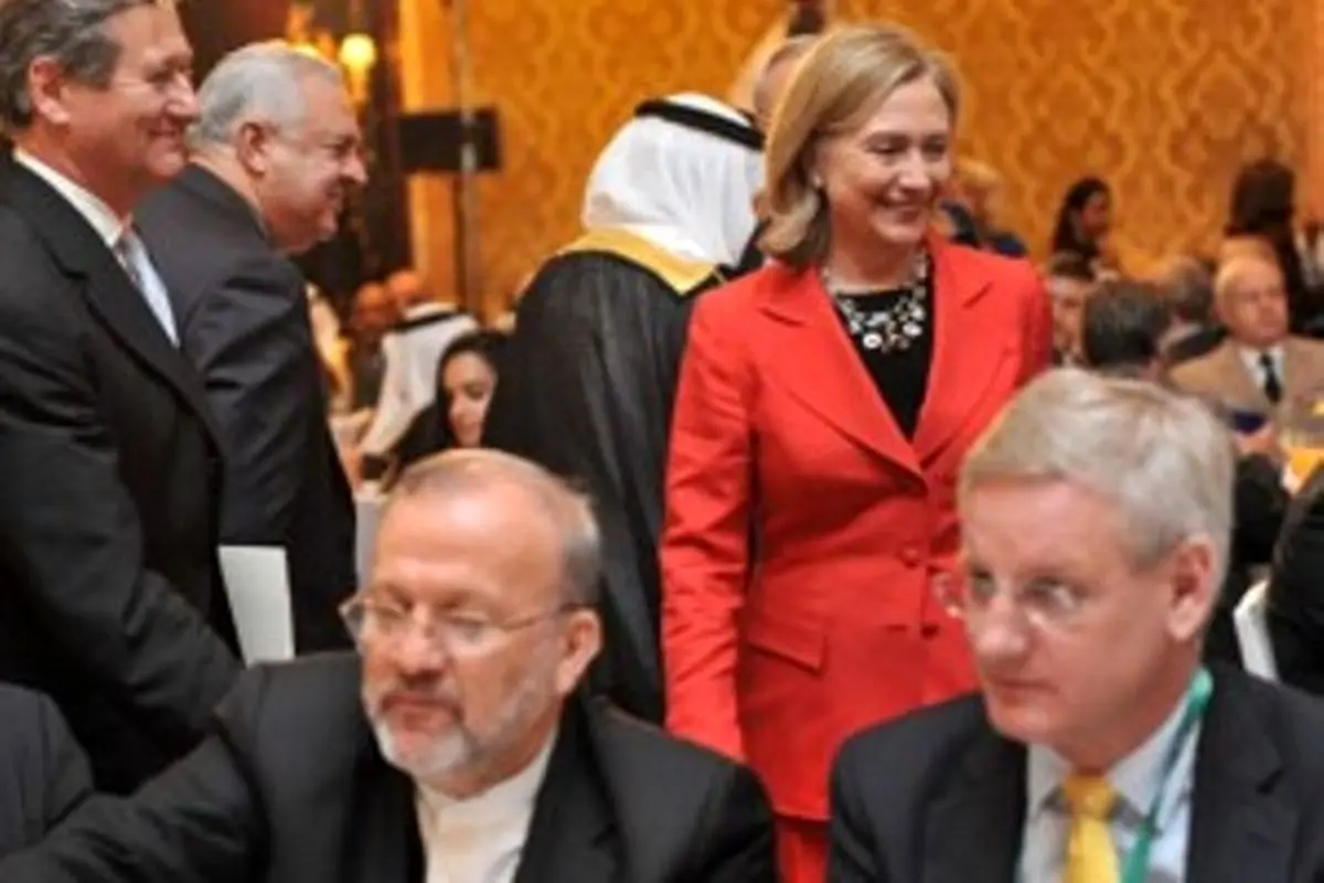 زن قرمزپوش دیدار متکی با رایس رابهم‌ زد