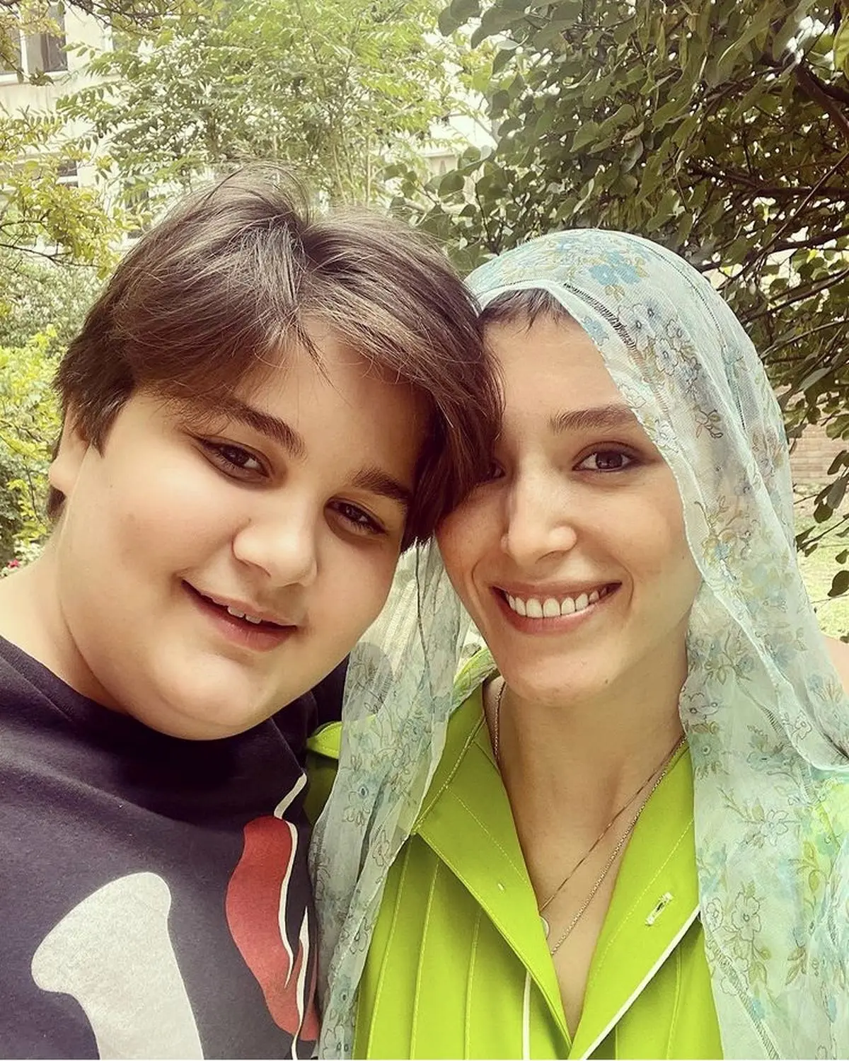 عشق زندگی نوید محمدزاده و دوستش + عکس