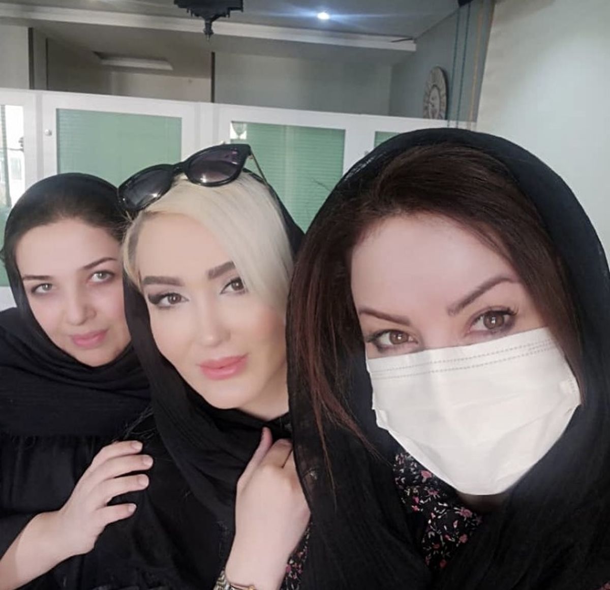 زهره فکورصبور در کنار دوستانش + عکس