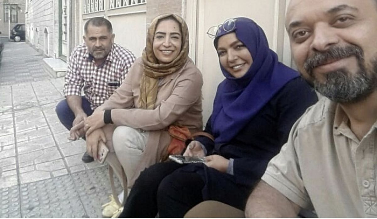 نشستن بازیگران معروف در کنار خیابان + عکس