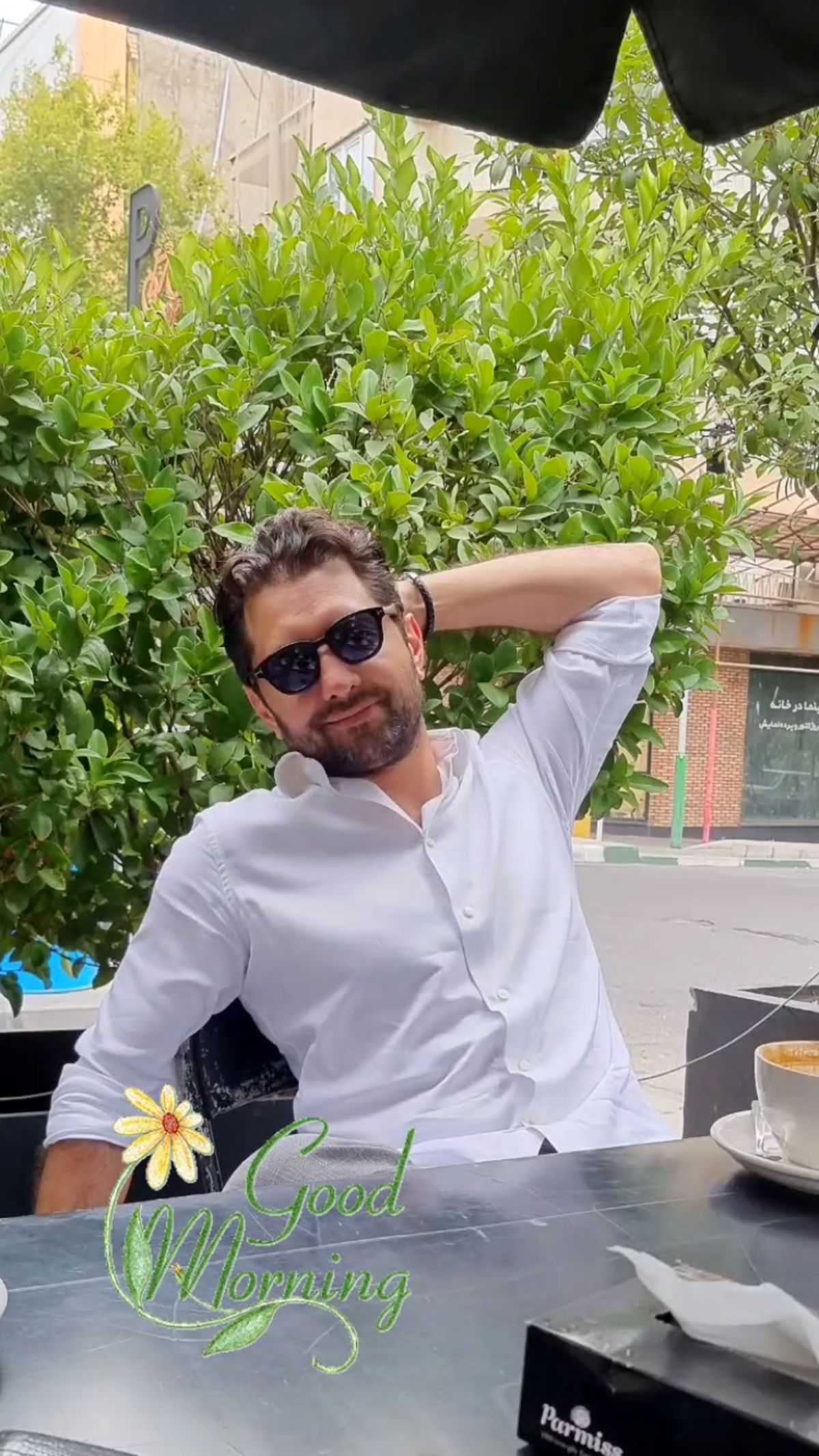 تیپ شیک بهرام رادان در یک کافه + عکس