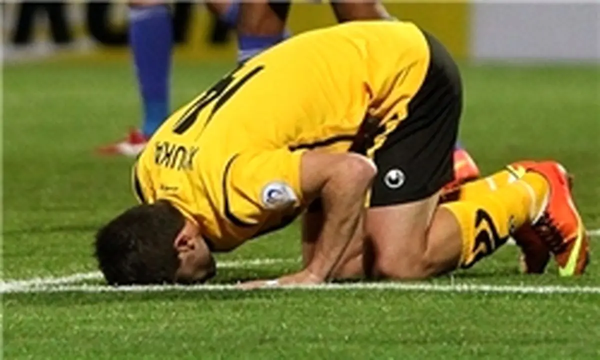 مهاجم سپاهان رباط صلیبی پاره کرد