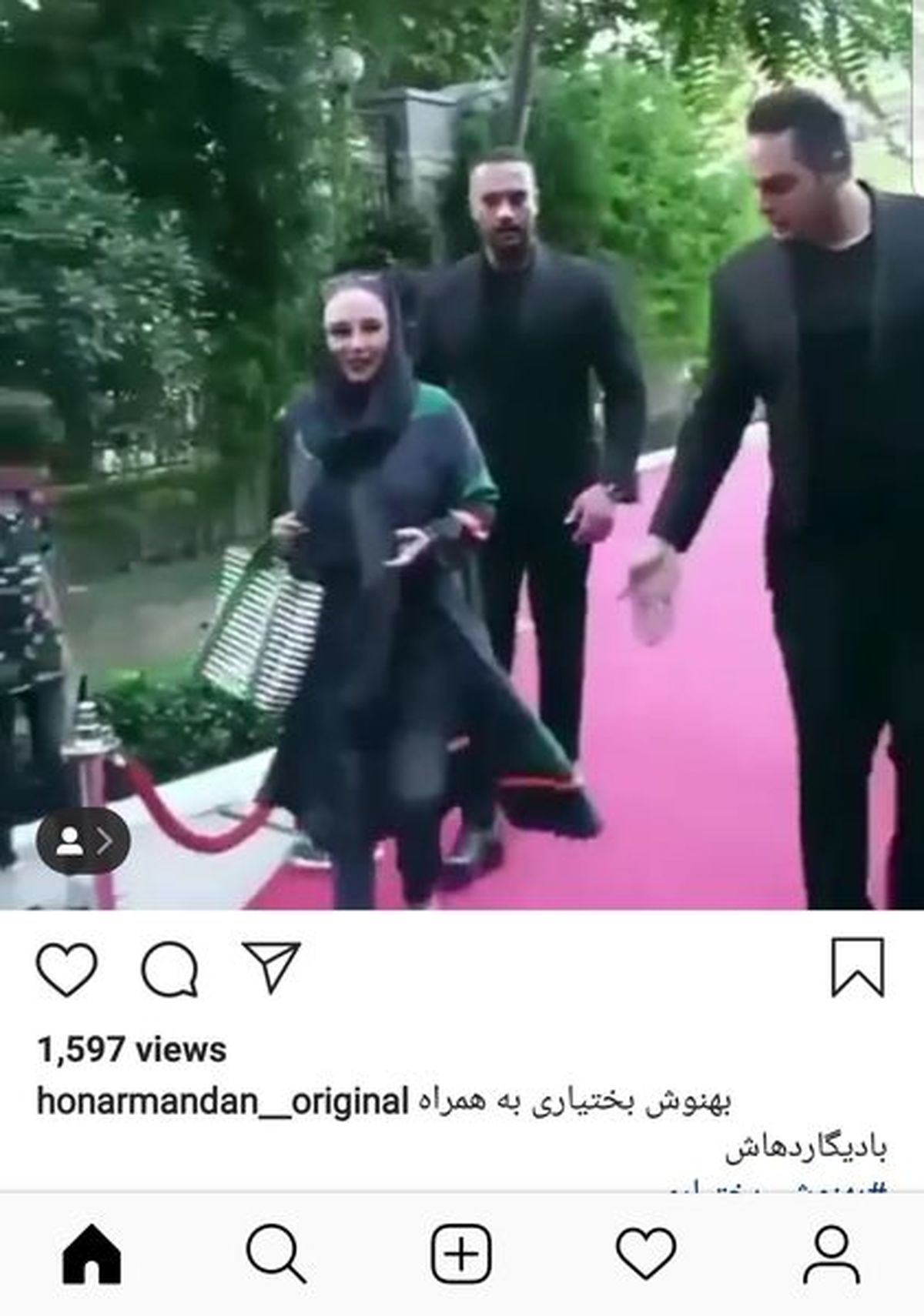 عکس از خانم بازیگر معروف و بادیگاردهایش
