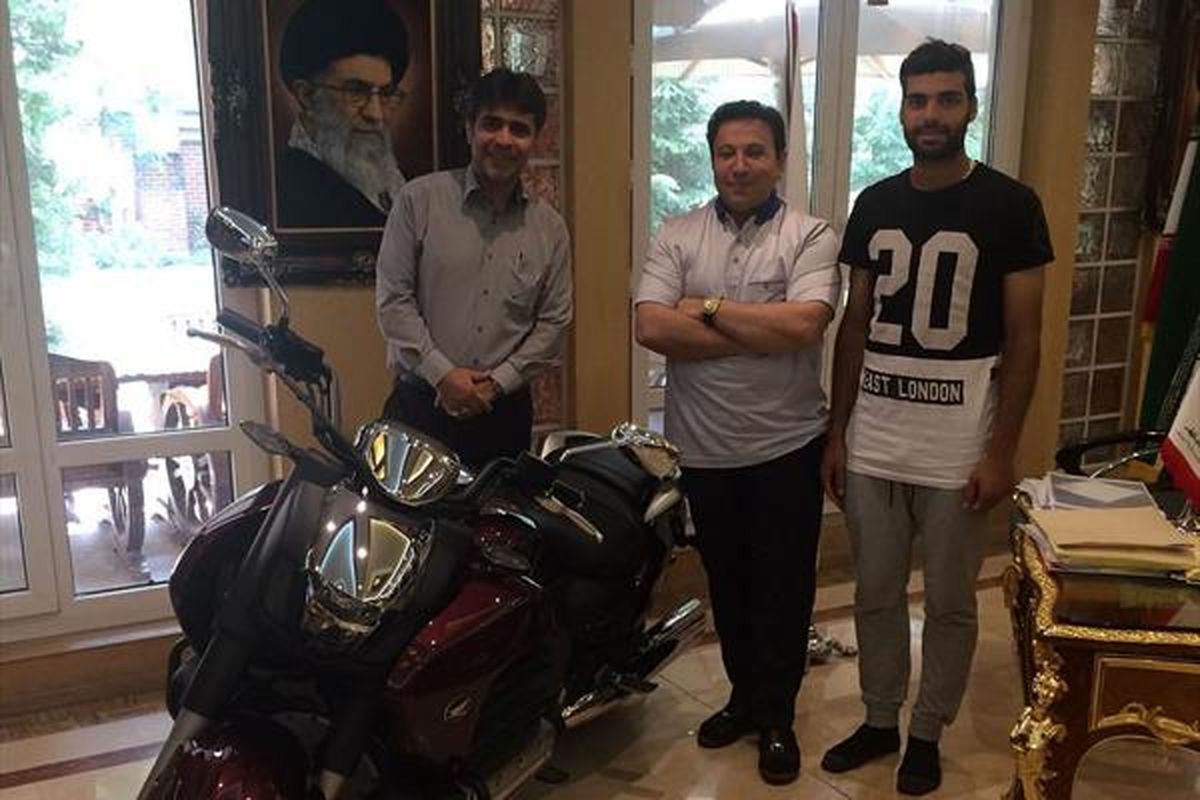 بمب نقل و انتقالات سرخپوشان در ایستگاه حسین هدایتی+ عکس