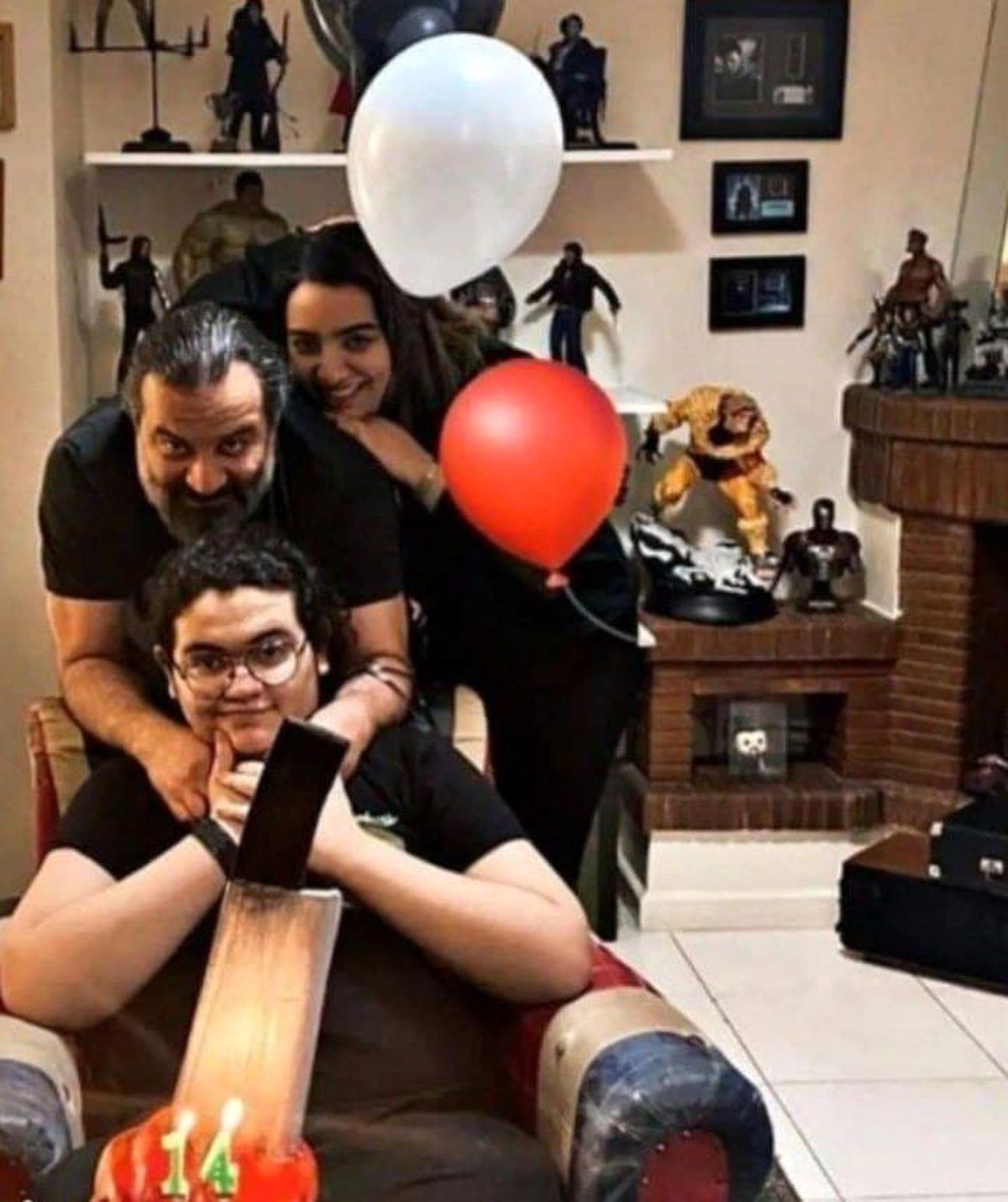 ژست جذاب مهراب قاسم خانی در کنار فرزندانش