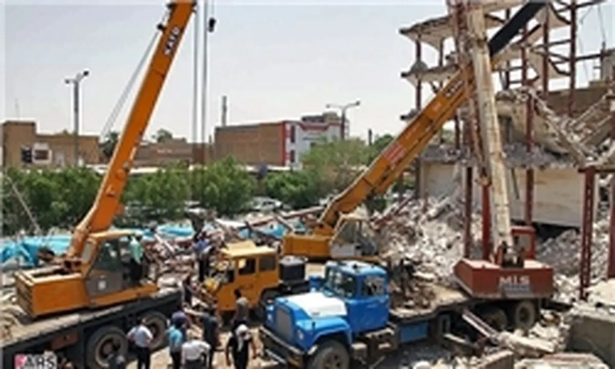 سرنگونی جرثقیل ۳ خانه را ویران کرد+ عکس