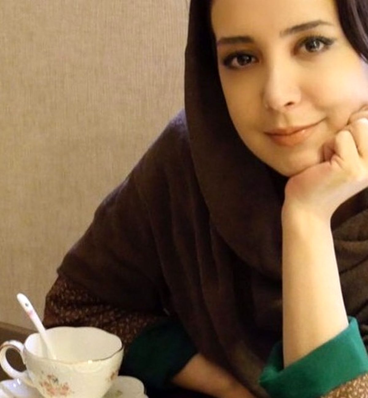 عکس ملیح سحر جعفری جوزانی در کافه