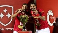 جام قهرمانی پرسپولیس در آغوش همسر بیرانوند + عکس