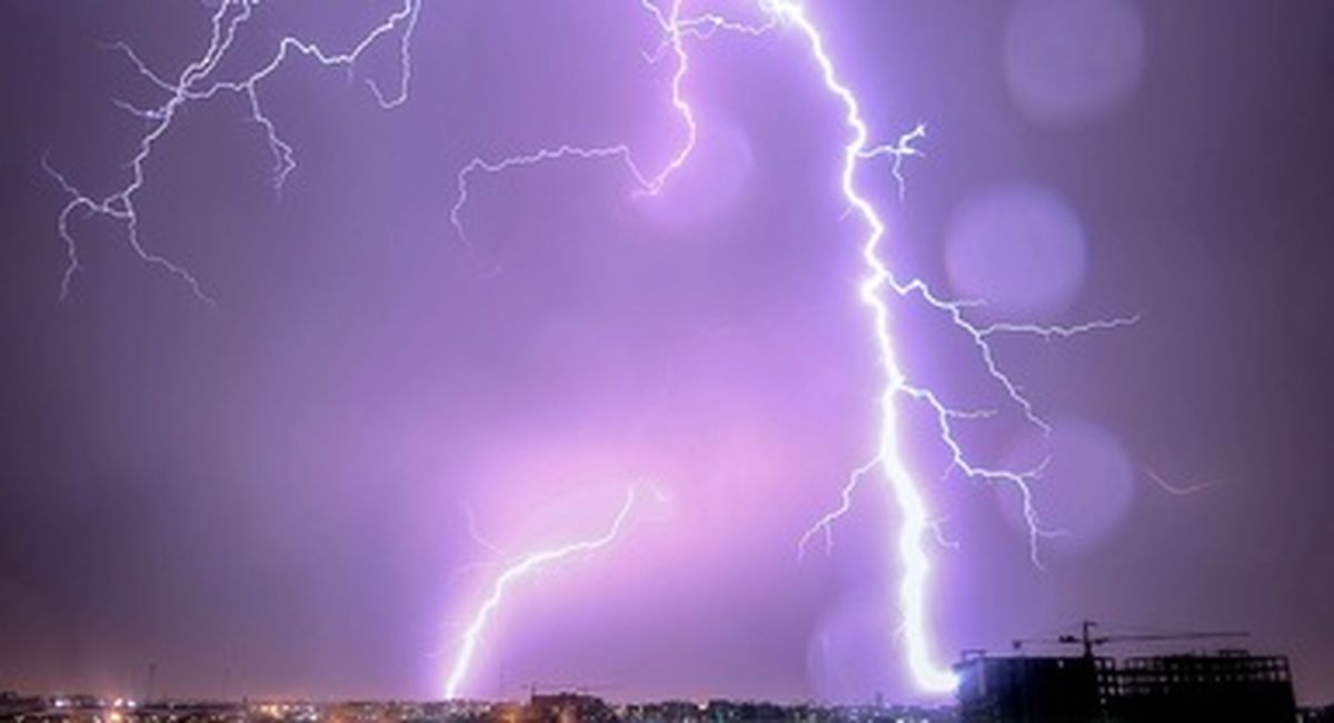 تصاویری ناب از رعد و برق های شب گذشته تهران