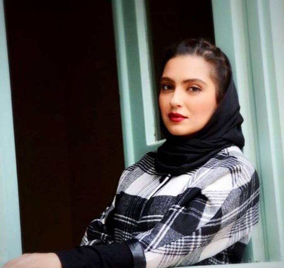 بیوگرافی مونا کرمی