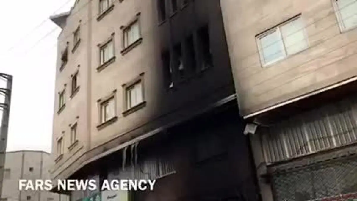 اطفای کامل آتش‌سوزی آپارتمان 4 طبقه در گرگان/ مصدومیت 4 نفر از اهالی ساختمان و سوختگی سطحی مامور آتش‌نشانی