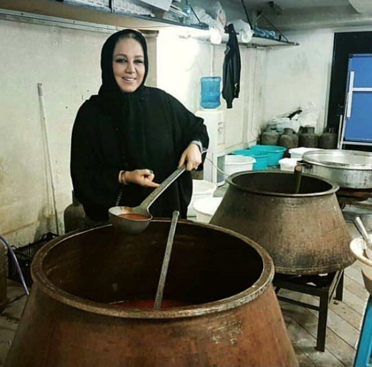 آشپزی بهنوش بختیاری برای امام حسین (ع)+عکس