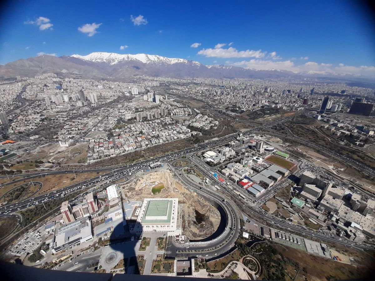 دماوند و برج میلاد در یک قاب
