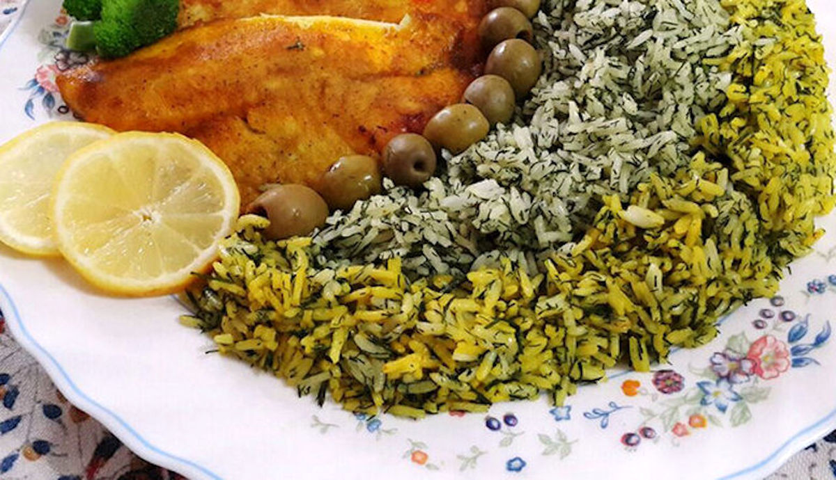 توزیع سبزی‌پلو با ماهی در شب عید میان کارتن‌خواب‌ها