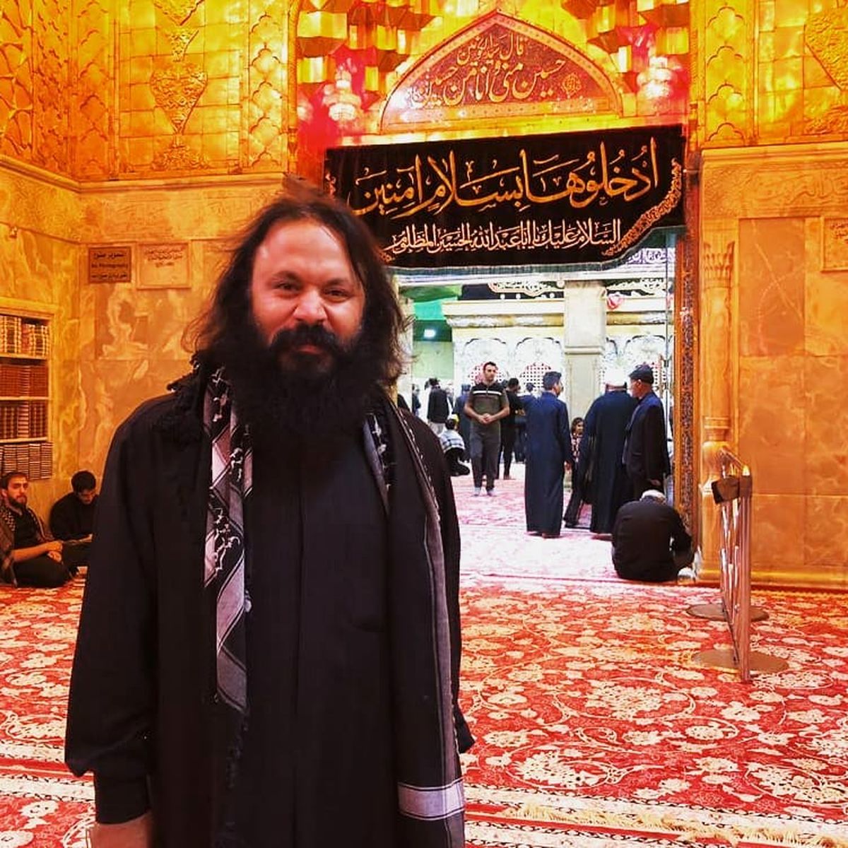 آقای بازیگر در حرم امام حسین (ع)+عکس