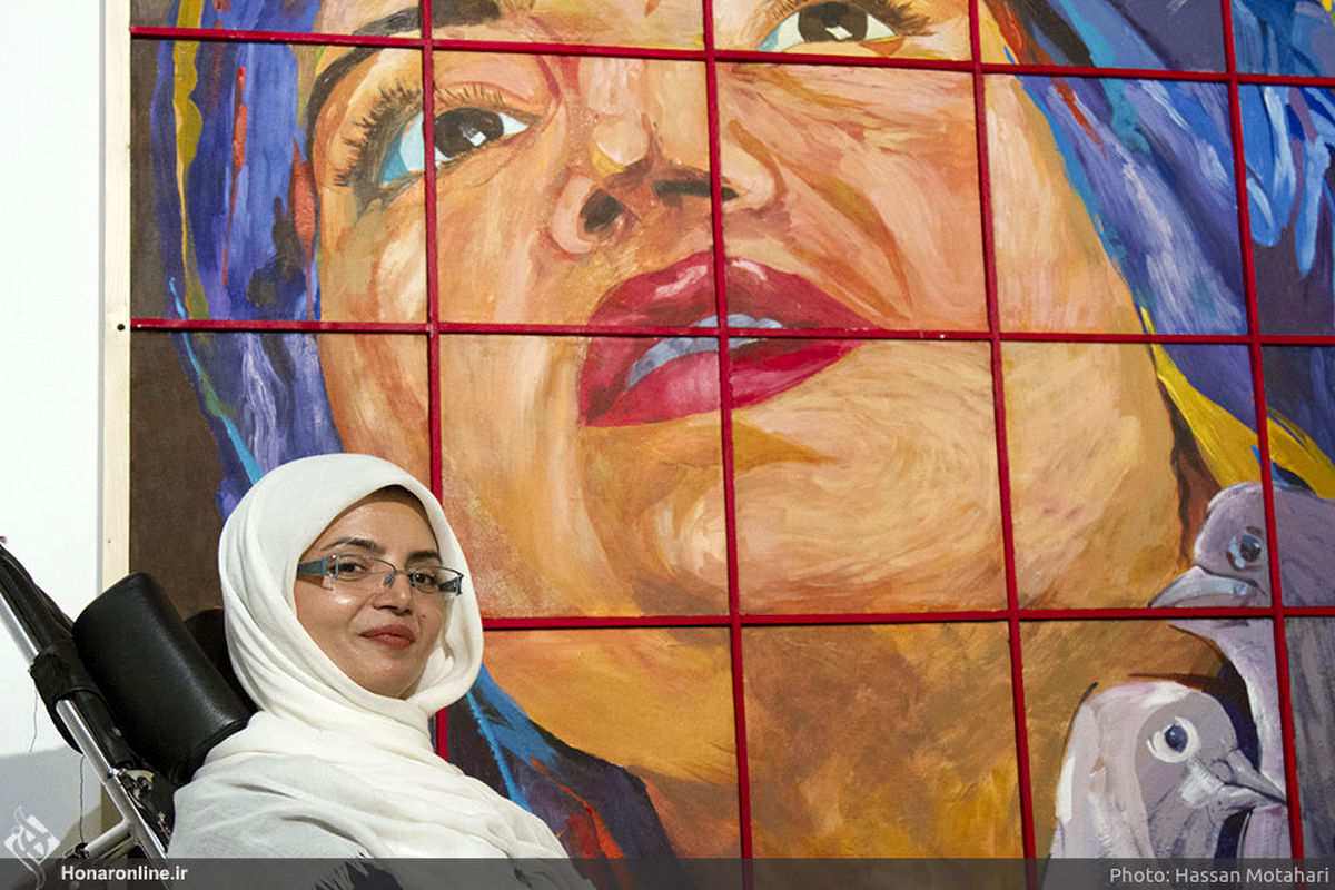 نقاشی که با دهان هنرنمایی می‌کند