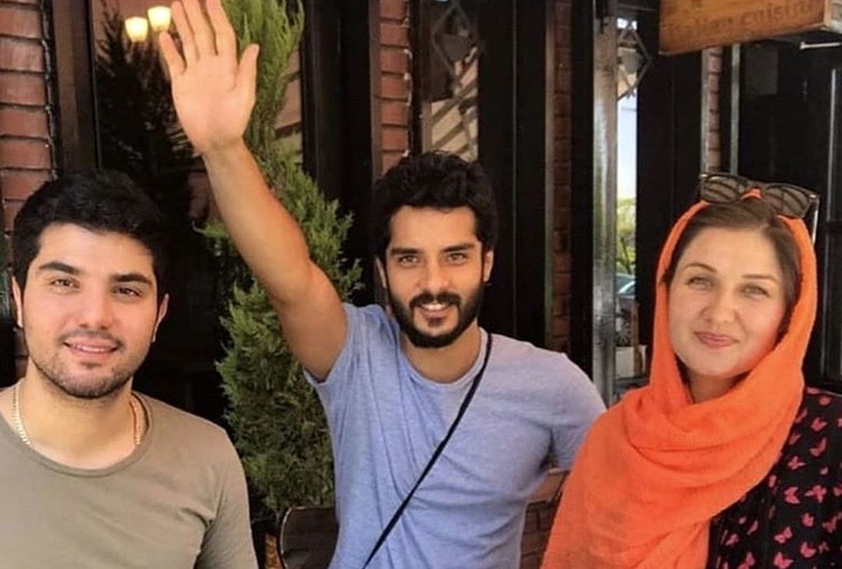 سینا مهراد در کنار برادر و زن برادر اروپاییش + عکس
