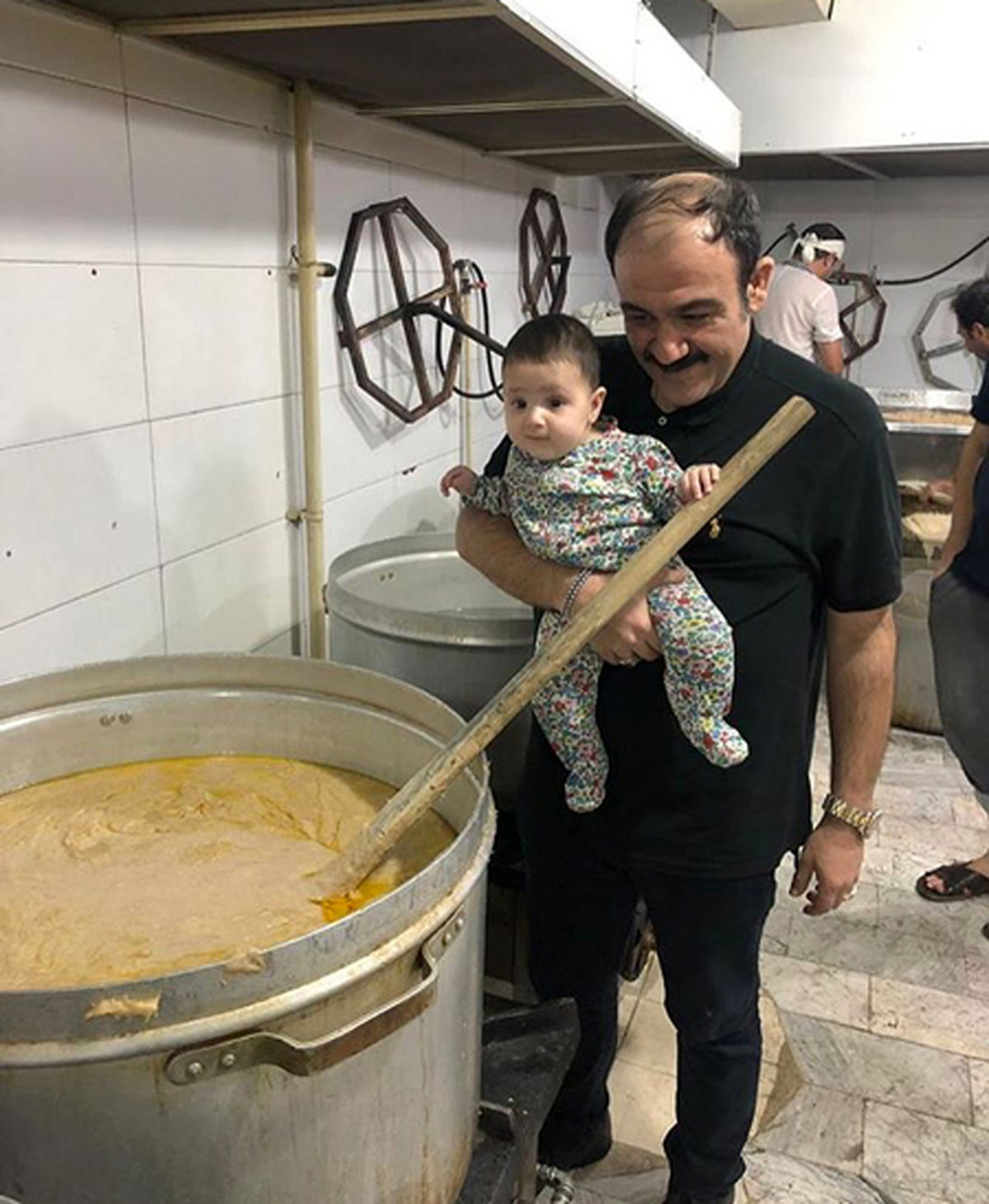 نوزاد مهران غفوریان سر دیگ نذری + عکس