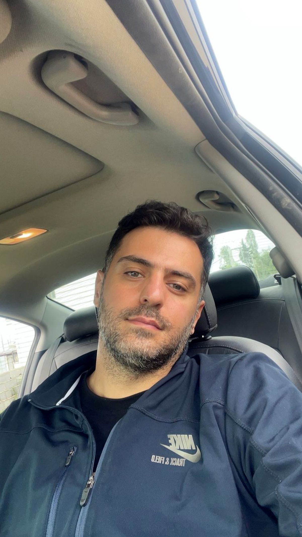 چهره خسته علی ضیا در ماشینش + عکس