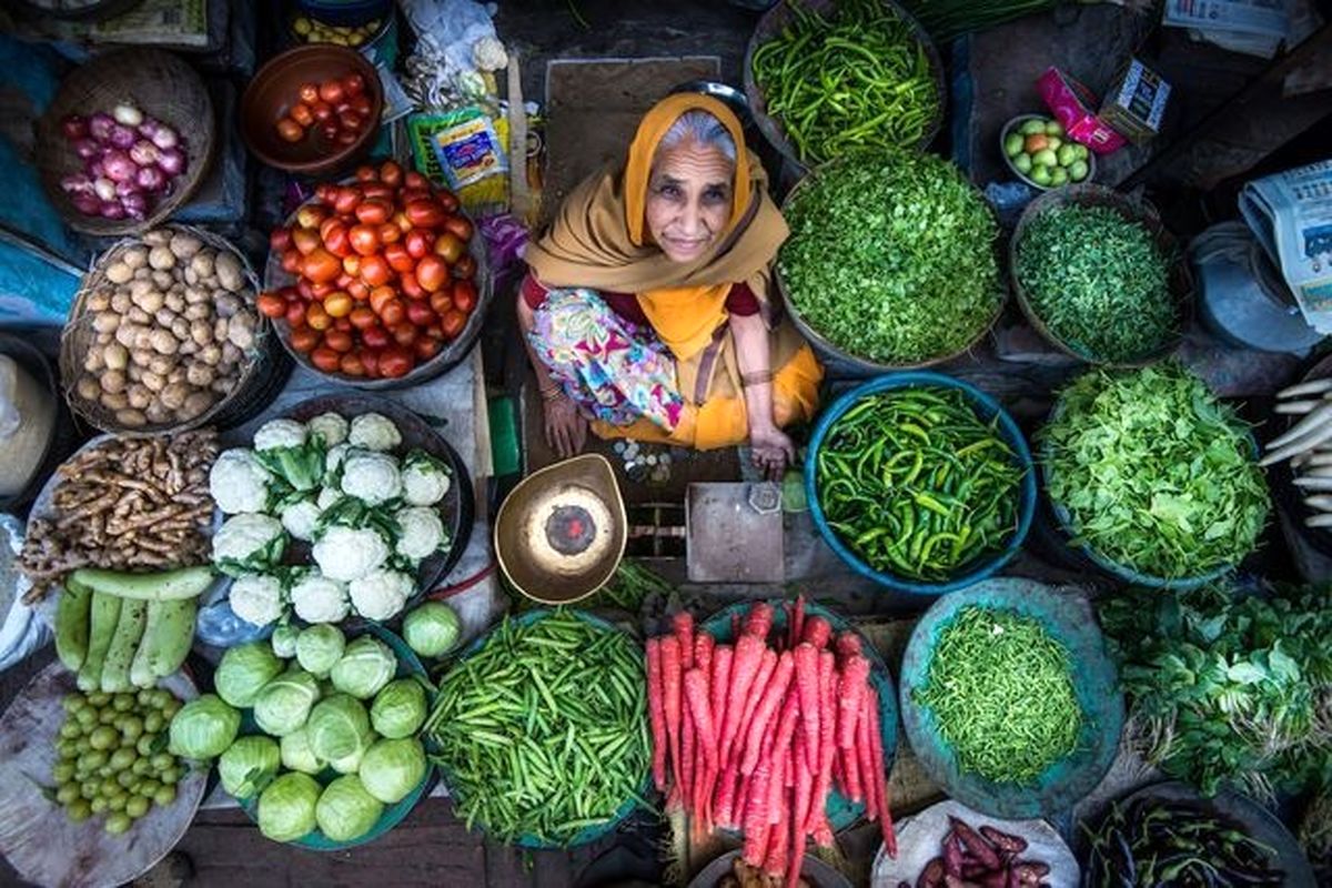 ﻿پیرزن سبزی‌ فروش (عکس)