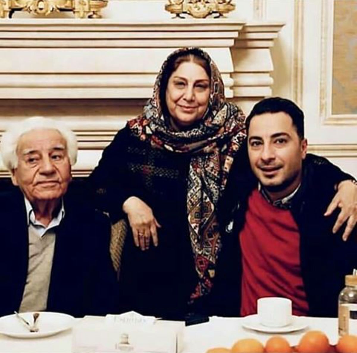 نوید محمدزاده با پدر و مادرش در رستوران+عکس