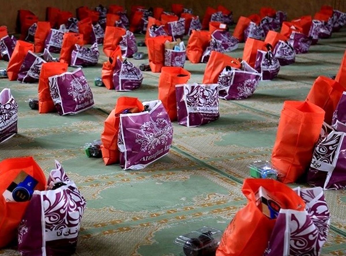 توزیع ۱۰ هزار بسته معیشتی توسط نیروی دریایی سپاه بین نیازمندان