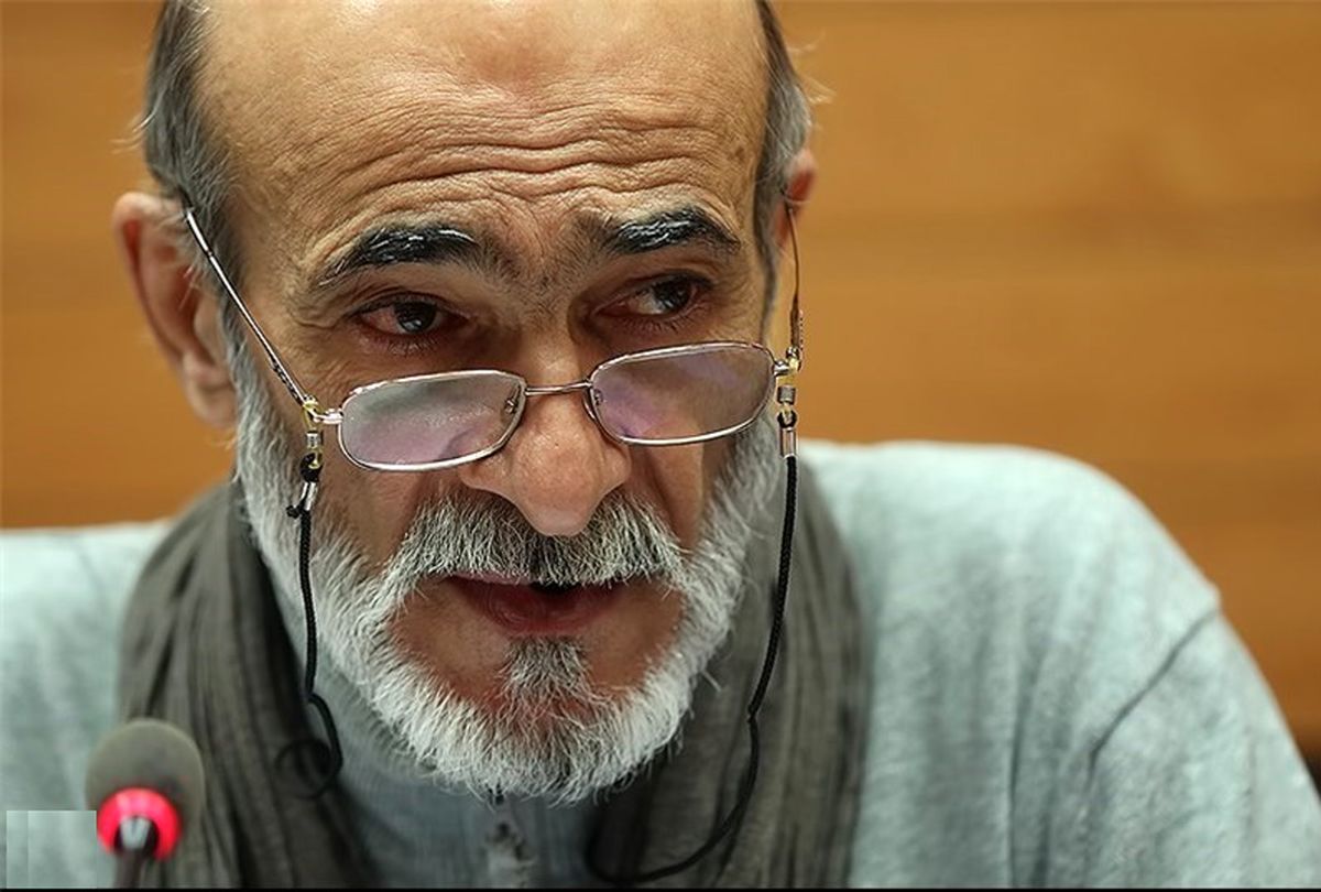 برخی هنرمندان معتقدند که در خارج از کشور می توانند هر نوع پوششی داشته باشند