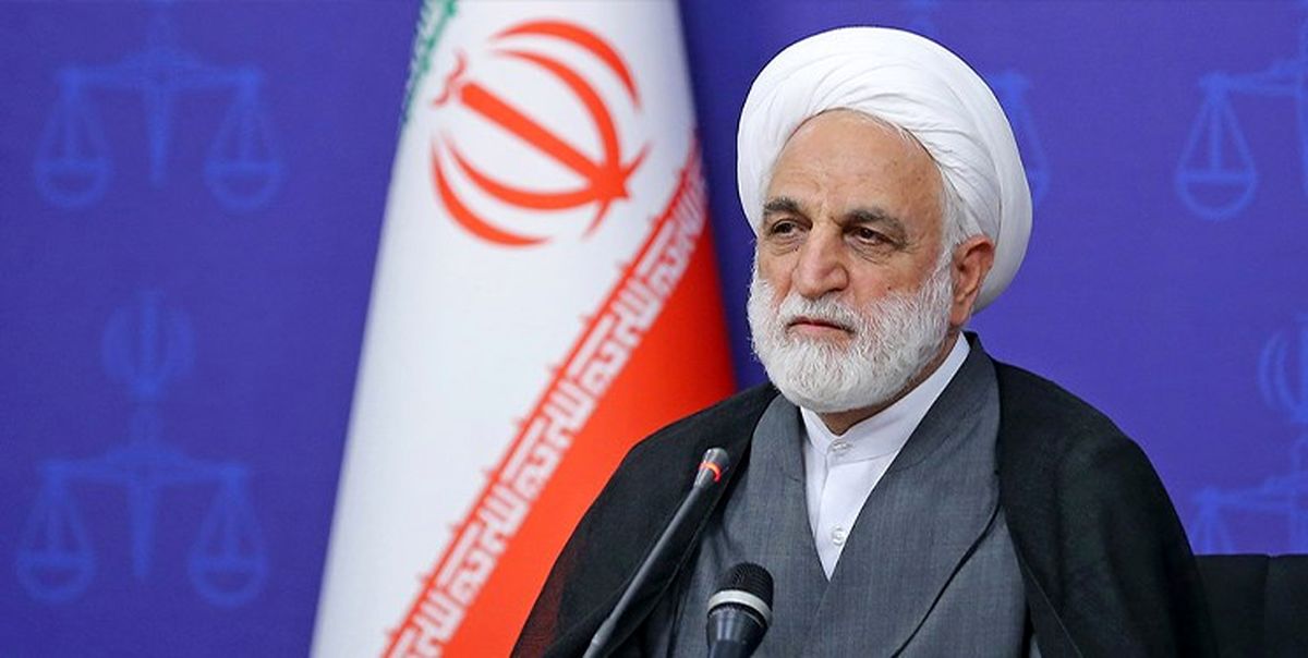 واکنش شدید اژه ای به عکسش روی لوح یادبود !