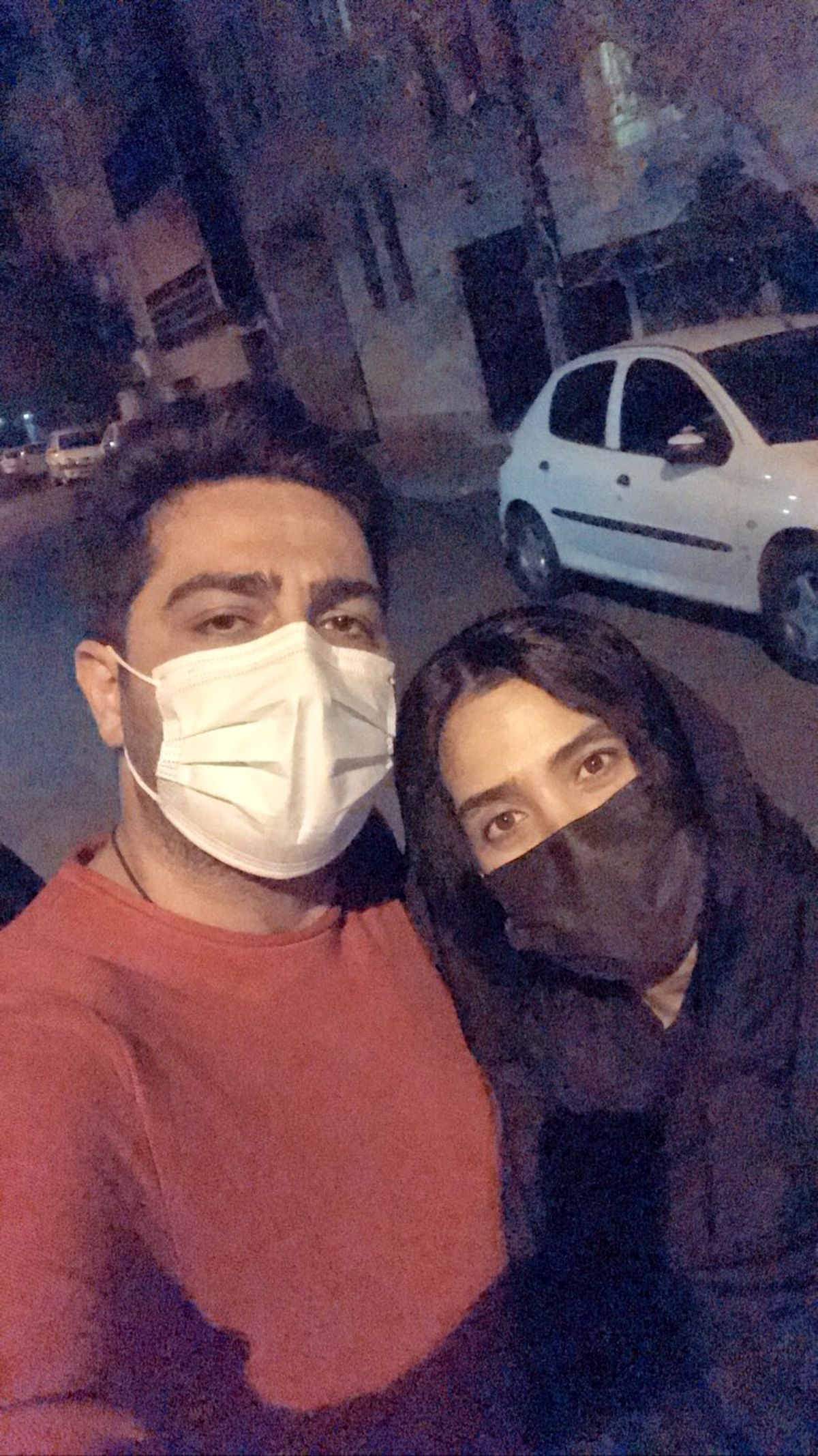 گشت و‌گذار شبانه آقای بازیگر با همسرش + عکس