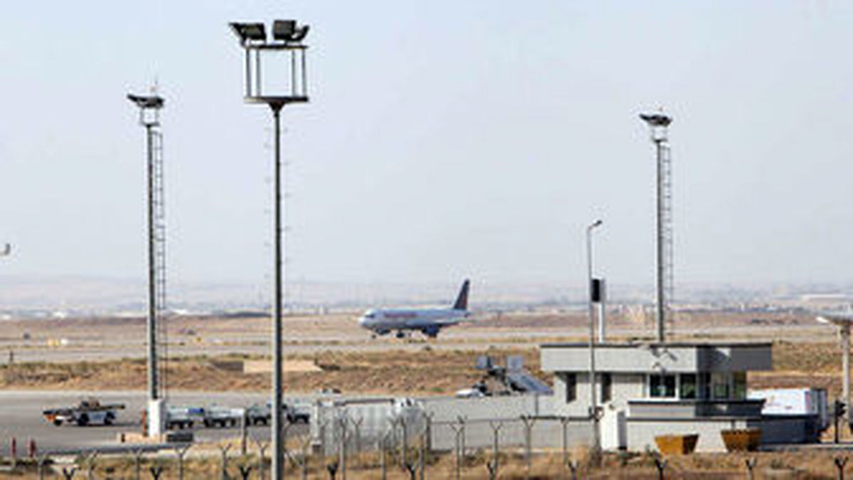 نمایش آثار هنرمندان معروف ایرانی در فرودگاه امام(ره)
