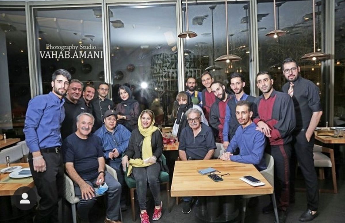 جمعی از بازیگران معروف در یک رستوران + عکس