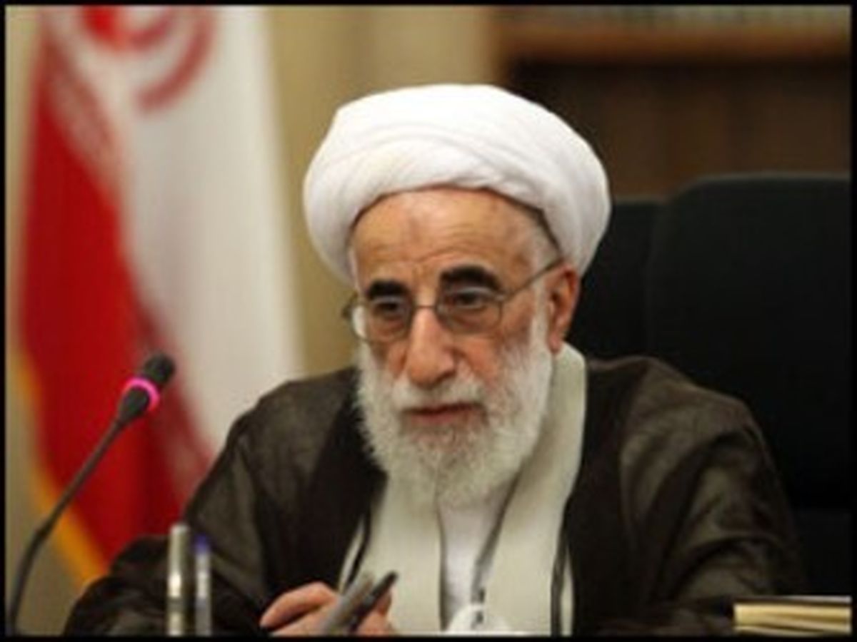 تصویری جالب از آیت‌الله جنتی در سفر خارجی