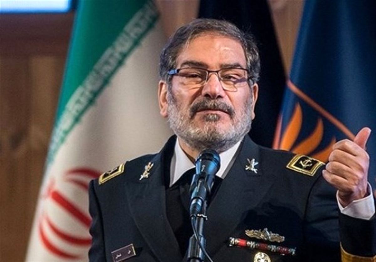 شمخانی: پرچم ایران از همت وغیرت مجاهدان استوار مانده است
