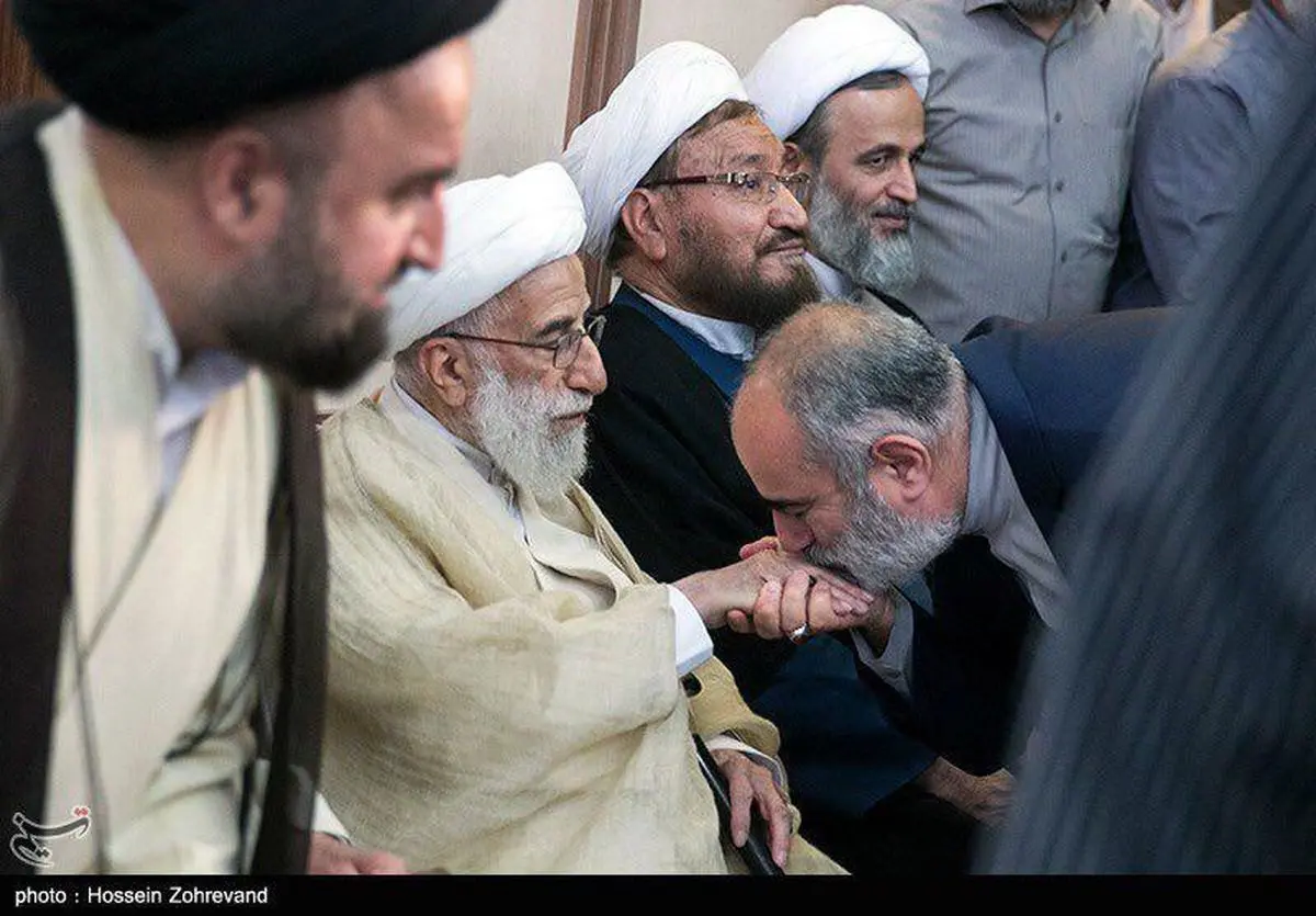 ماهیت دست بوسی مشاور حسن روحانی/ راز ماندگاری «دولتِ تکنوکرات»ها در «دست‌بوسی» هاست