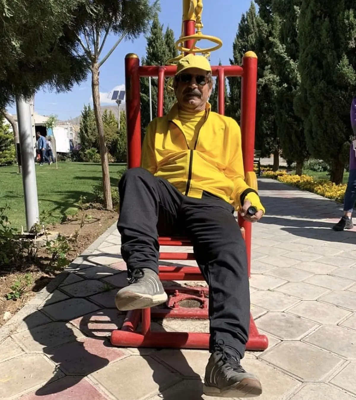 ورزش کردن بازیگر مشهور در پارک + عکس