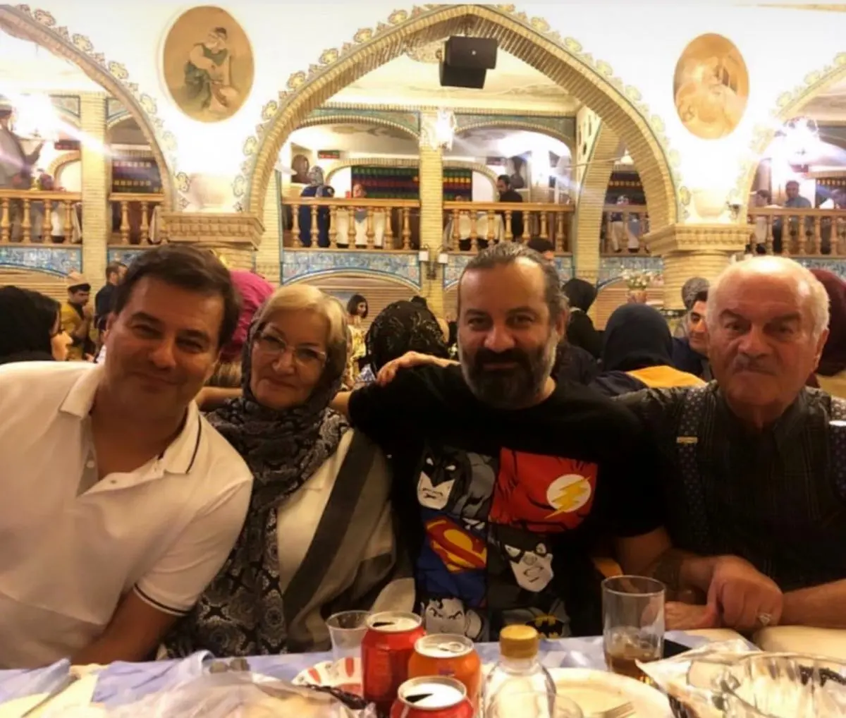 عکس خانواده همسر شقایق دهقان در رستورانس سنتی