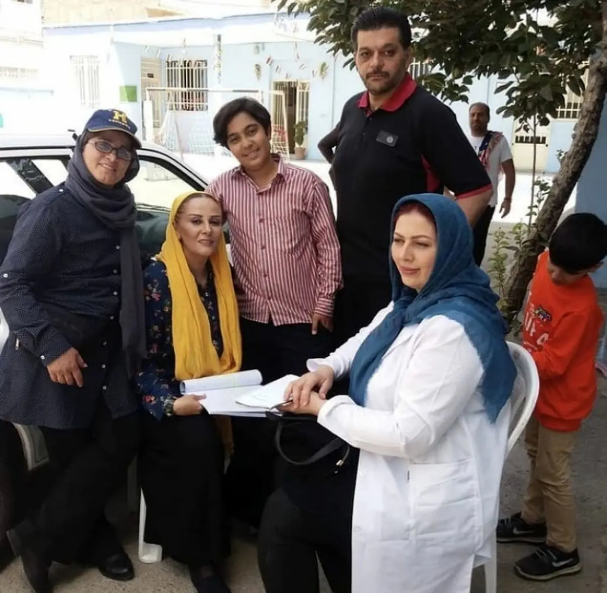 شیوا خسرومهر و همکارانش در پشت صحنه + عکس