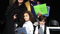 عروس حشمت فردوس در کنار برگزیدگان کودک