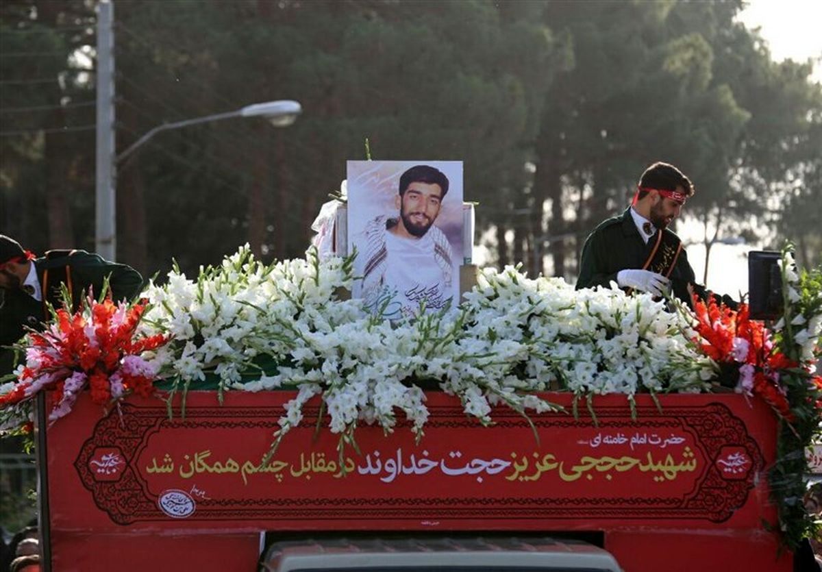 پیکر شهید"حججی" میان انبوه جمعیت وارد میدان امام(ره) اصفهان شد+ تصاویر