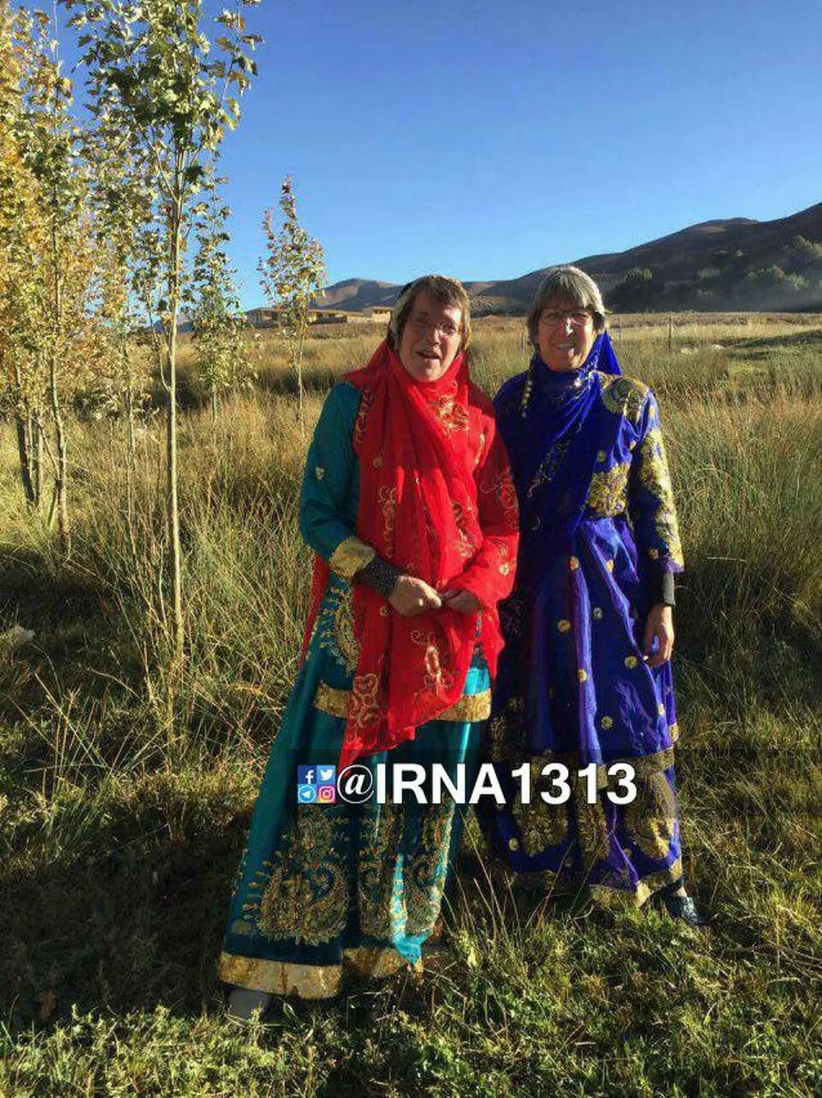 2 گردشگر خارجی با لباس محلی زنان بختیاری (عکس)