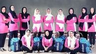 عکس یادگاری هانیه توسلی و تیم اسکواش هنرمندان زن پس از درختکاری