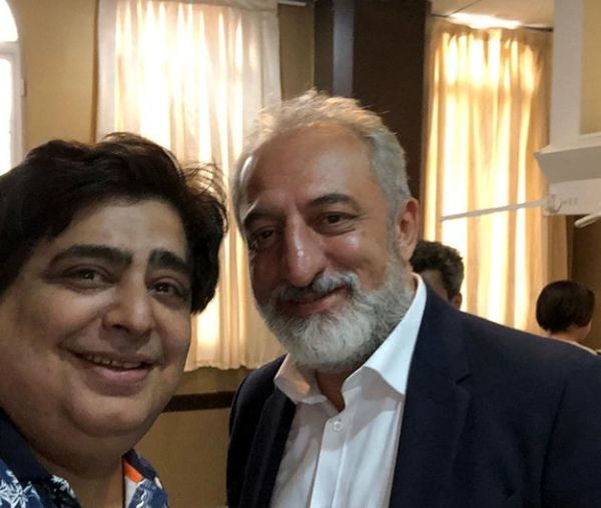 رضا شفیعی جم در کنار بدل خواننده قدیمی + عکس