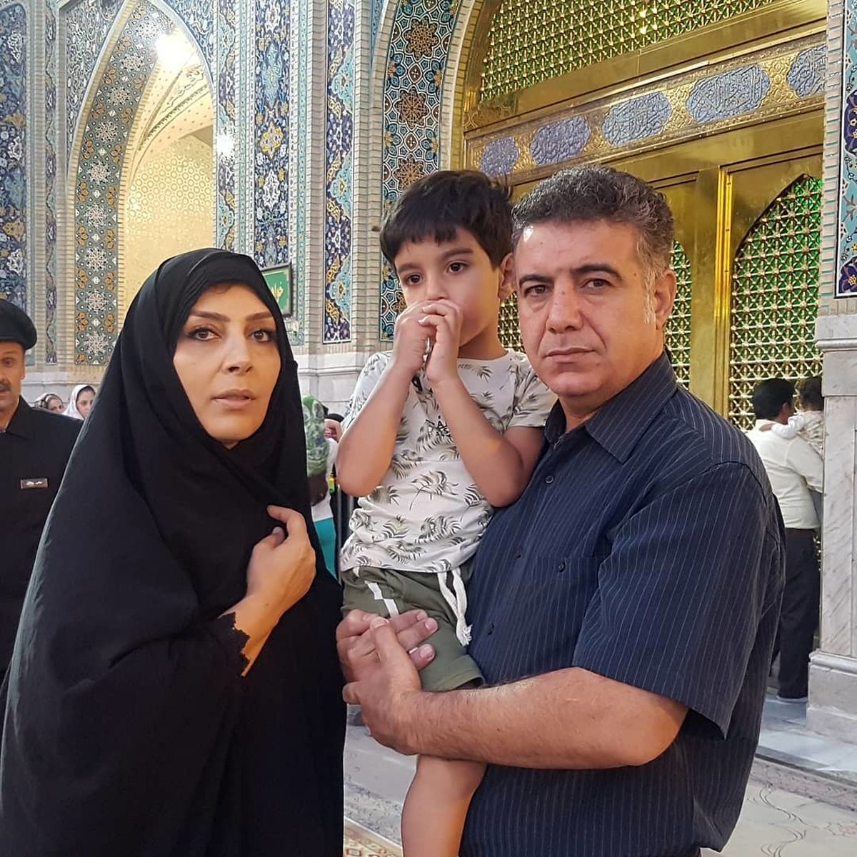 بازیگر شب‌های برره و همسرش در حرم امام رضا(ع) + عکس