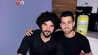 سینا مهراد با موهای فر در آغوش دوستش + عکس