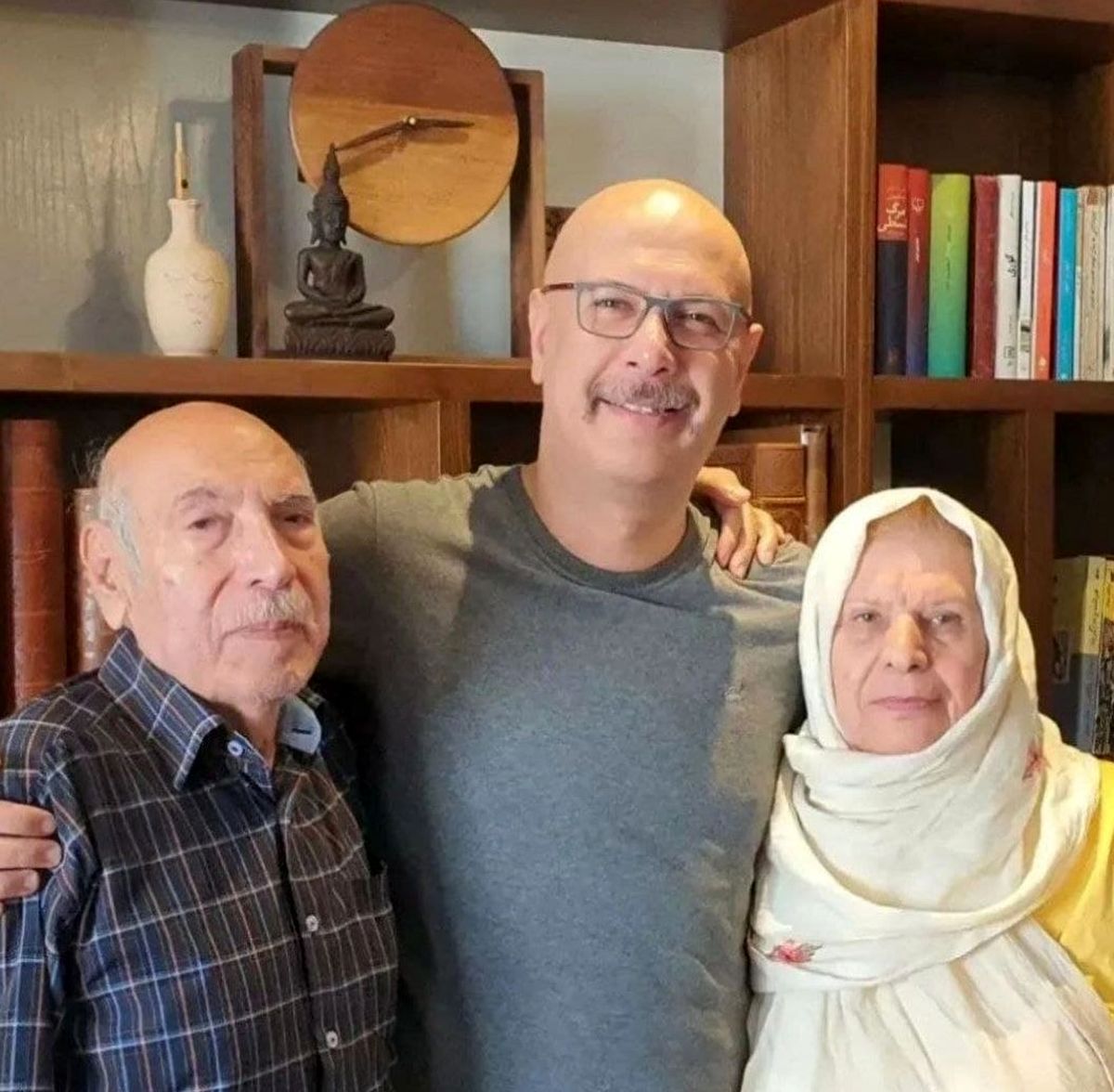 محمد بحرانی در کنار پدر و مادرش